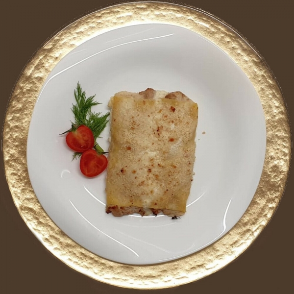 Cannoli di pasta all'uovo al ripieno di cappone e la sua salsa