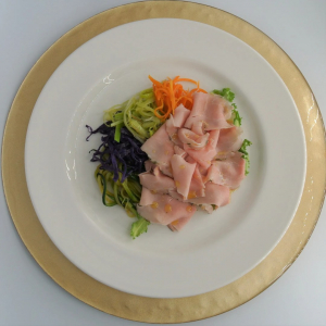 Carpaccio di vitello rosa con verdure speziate e ricotta salata
