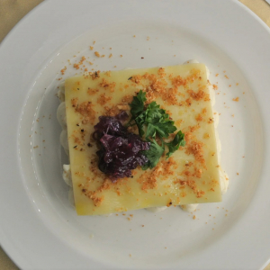 Lasagnetta al baccalà con cipolla caramellata e croccante di pane