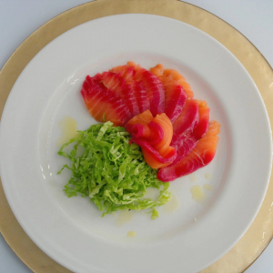 Salmone marinato alla barbabietola su letto di verza croccante e mele