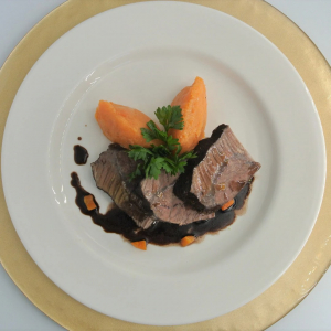 Stracotto di manzo su crema di patate dolci e crauto croccante