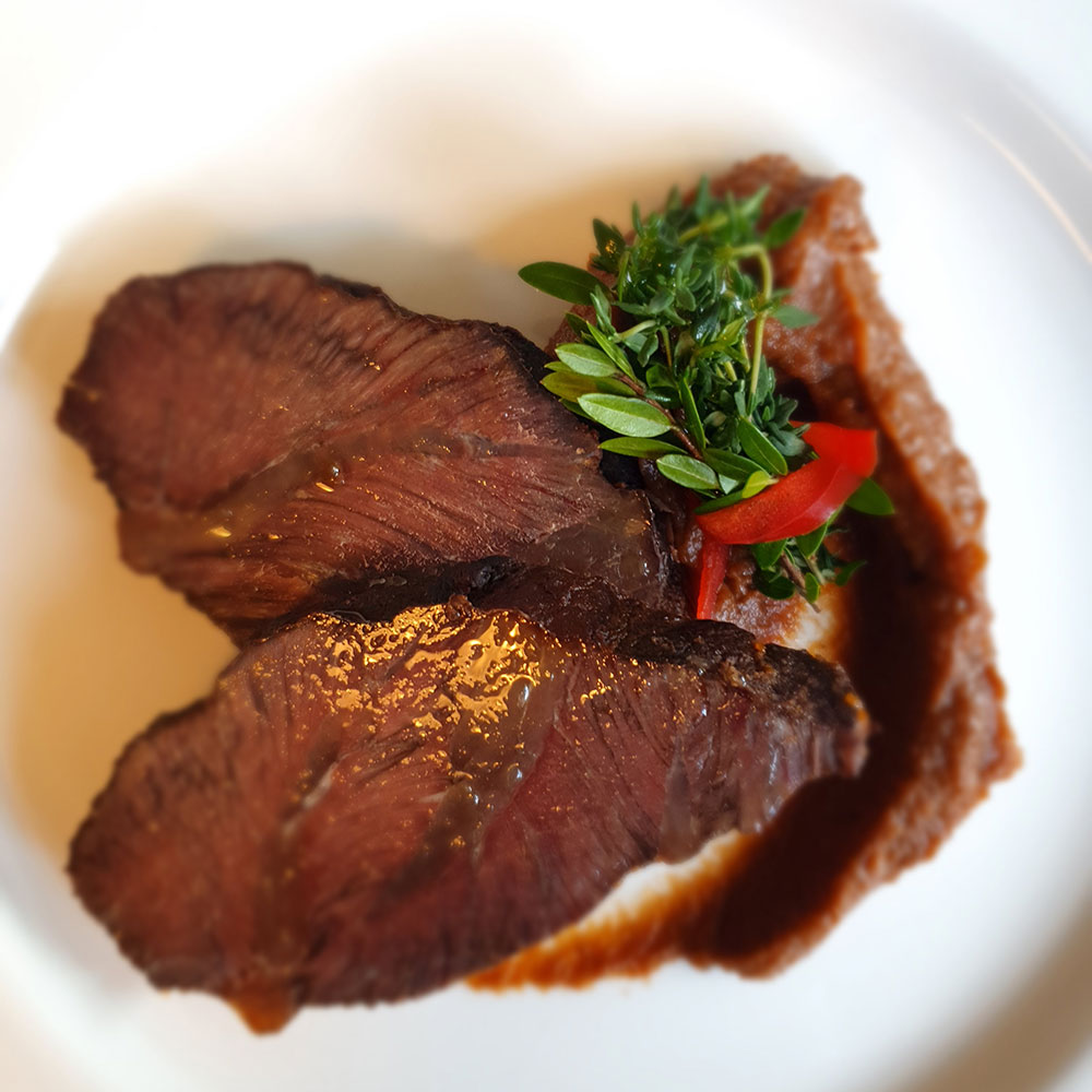 Guancia di manzo brasata al Dolcetto d’Alba ed erbe mediterranee