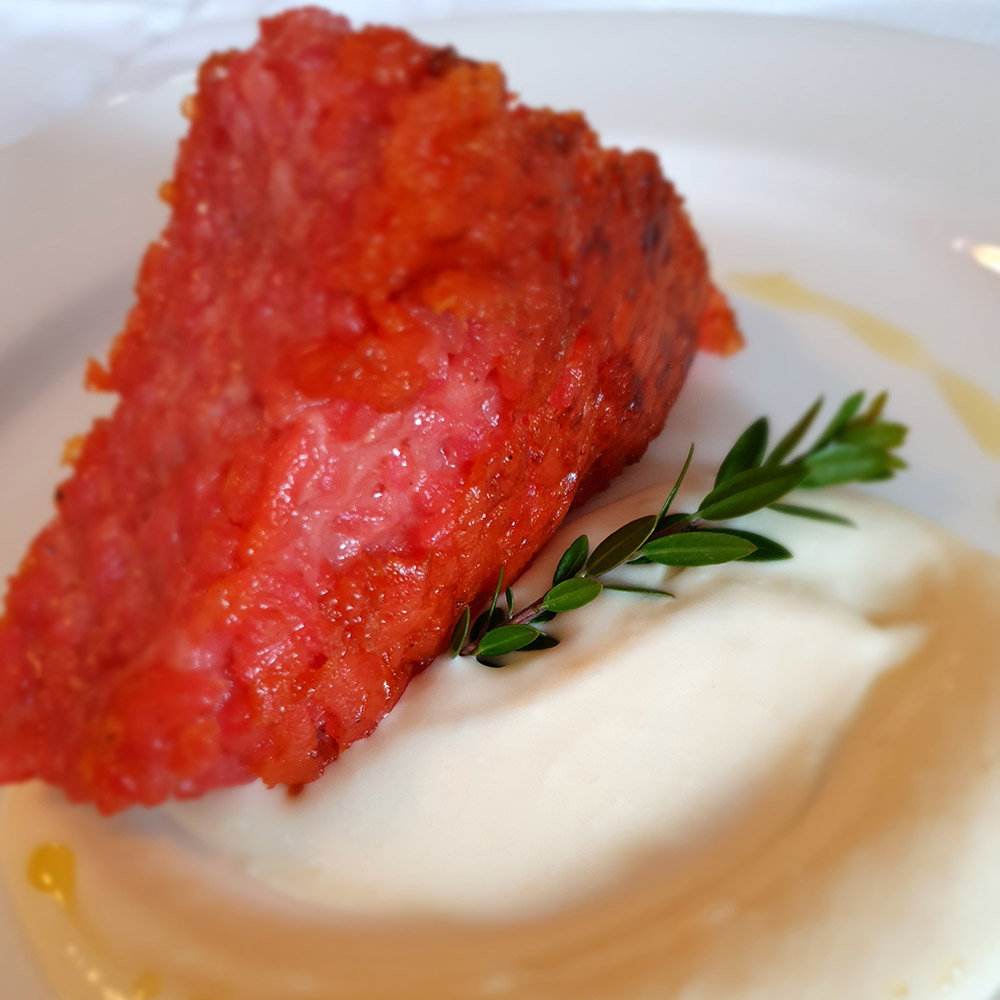 Timballo di riso rosso con fonduta di parmigiano