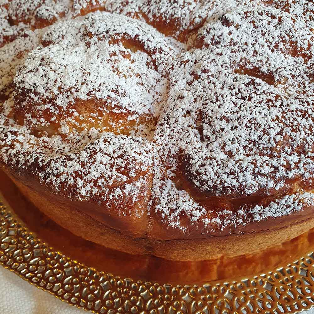 Torta di rose al profumo di arancia amara
